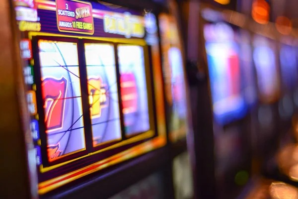 idamantoto link app running on Android and iOS devices showing live casino tables